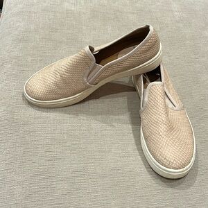 Sofft leather slip on shoes women’s size 7.5 tan. In excellent condition.